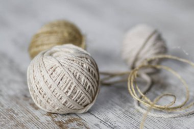 Ahşap zemin üzerinde doğal fiber ip topları