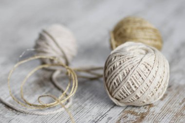 Ahşap zemin üzerinde doğal fiber ip topları