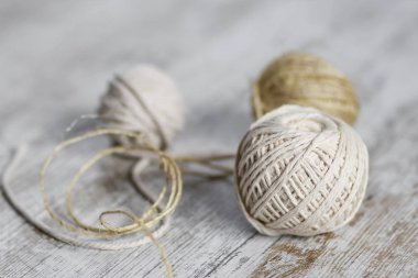 Ahşap zemin üzerinde doğal fiber ip topları