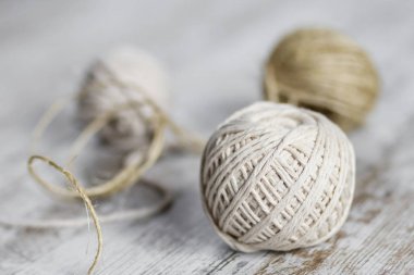 Ahşap zemin üzerinde doğal fiber ip topları