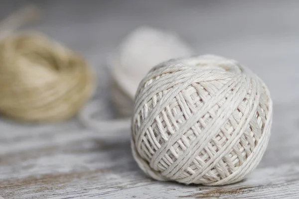 Natuurlijke Vezels Touw Ballen Een Houten Achtergrond — Stockfoto