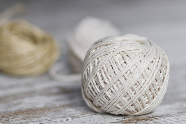 Натуральные шары из волокна на деревянном фоне
