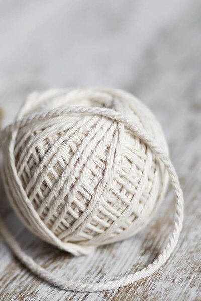 Натуральные шары из волокна на деревянном фоне
