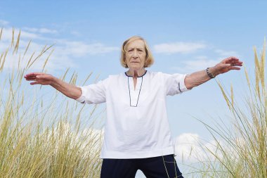 Tai Chi egzersiz sağlıklı kadın kıdemli