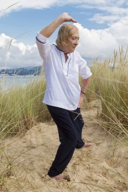 Tai Chi egzersiz sağlıklı kadın kıdemli