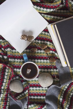 Bir fincan çay ve kitap bir sıcak sahne