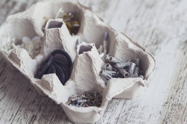 Bir yumurta kutusu DIY araçlar için düzenleyici olarak 
