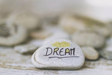 Hayat phylosophy sözcükleri yazılı yuvarlak taş