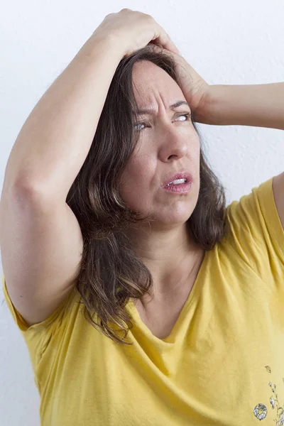 Een Vrouw Met Zorgen Lijden Gebaar — Stockfoto