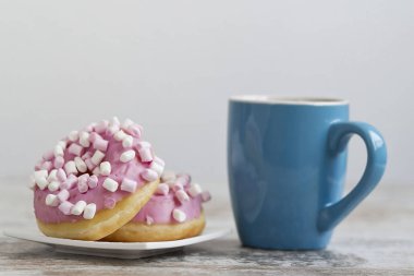 Çikolatalı çörek üzerinde hatmi tepesi ile pembe