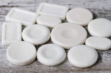 Ahşap arka plan üzerinde doğal sabunlar
