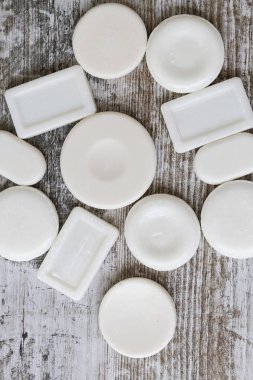 Ahşap arka plan üzerinde doğal sabunlar