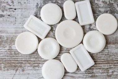 Ahşap arka plan üzerinde doğal sabunlar