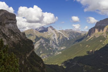 İspanya'da Ordesa milli parkı, şelaleler ve Anisclo kanyonu