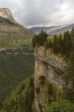 İspanya'da Ordesa milli parkı, şelaleler ve Anisclo kanyonu