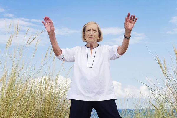 Starsza Kobieta Praktykujących Tai Chi Plaży — Zdjęcie stockowe