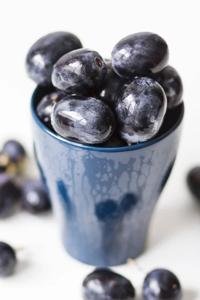 Eine Traube Großer Schwarzer Trauben Einer Blauen Tasse — Stockfoto