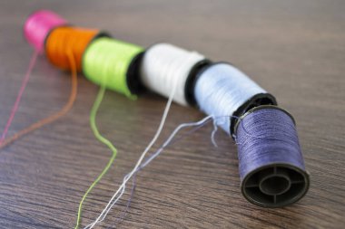 Farklı renklerde iplik makaraları 