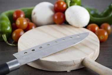 Sebze ve gıda kesmek için ahşap bir masa üzerinde profesyonel bir bıçak