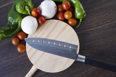 Sebze ve gıda kesmek için ahşap bir masa üzerinde profesyonel bir bıçak