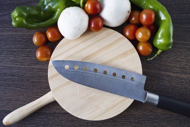 Sebze ve gıda kesmek için ahşap bir masa üzerinde profesyonel bir bıçak