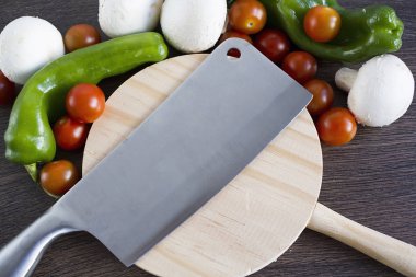 Sebze ve gıda kesmek için ahşap bir masa üzerinde profesyonel bir bıçak