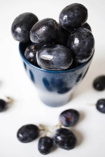 Eine Traube Großer Schwarzer Trauben Einer Blauen Tasse — Stockfoto