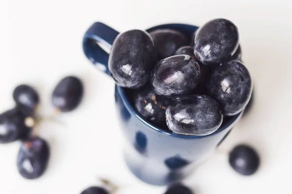 Eine Traube Großer Schwarzer Trauben Einer Blauen Tasse — Stockfoto