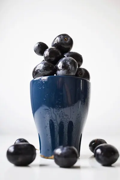 Egy Rakás Nagy Fekete Szőlő Kék Pohár — Stock Fotó