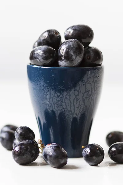 Eine Traube Großer Schwarzer Trauben Einer Blauen Tasse — Stockfoto