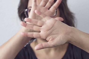 Kendini savunan ve reddedilen bir kadın.