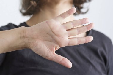 Kendini savunan ve reddedilen bir kadın.