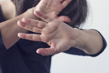 Kendini savunan ve reddedilen bir kadın.