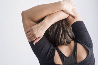 Vücudunu geren ve ifade eden bir kadın. 