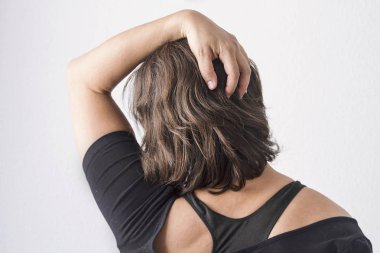 Vücudunu geren ve ifade eden bir kadın. 