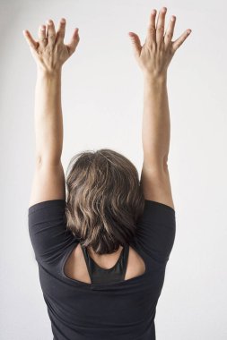 Vücudunu geren ve ifade eden bir kadın. 