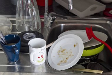 Dağınık bir mutfak tezgahı, gerçek bir modern hayat.