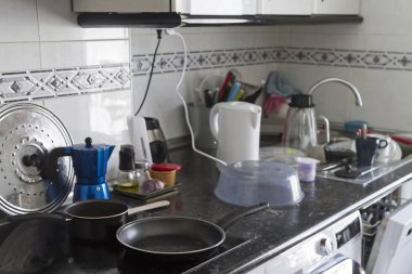 Dağınık bir mutfak tezgahı, gerçek bir modern hayat.