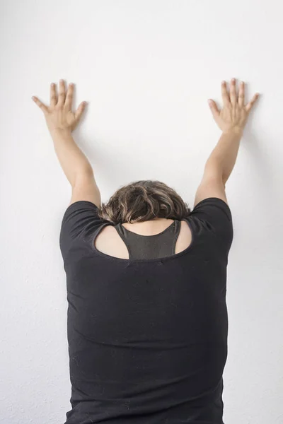 Een Vrouw Die Zich Uitstrekt Haar Lichaam Uitdrukt — Stockfoto