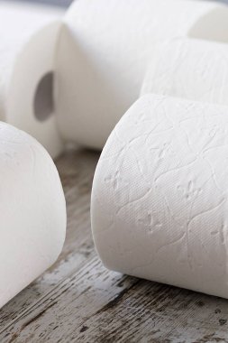 Bir grup tuvalet kağıdı farklı şekillerde yuvarlanıyor.