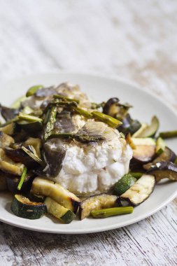 Sebzeli kızarmış yılan balığı.