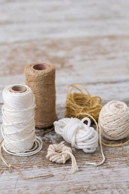 Ahşap zemin üzerinde doğal fiber ip topları