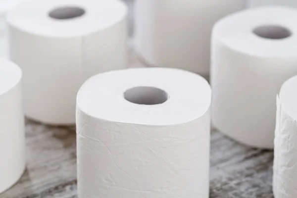 Bir Grup Tuvalet Kağıdı Farklı Şekillerde Yuvarlanıyor — Stok fotoğraf