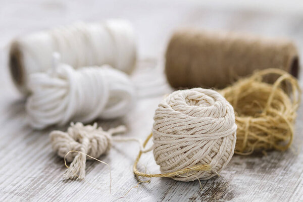 Натуральные шары из волокна на деревянном фоне
