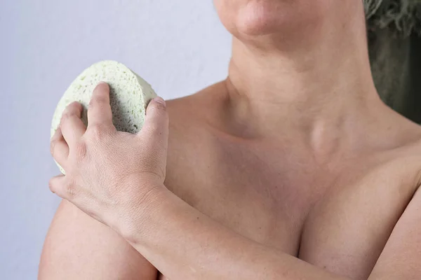 Uma Mulher Lavando Seu Corpo Com Uma Esponja — Fotografia de Stock