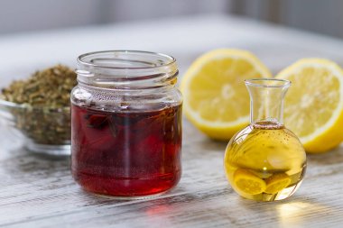 Ballı ve limonlu organik bitkiler.