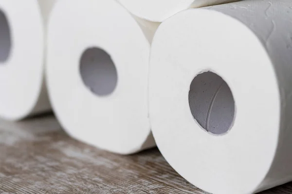 Ahşap Arka Planda Yuvarlanan Yumuşak Tuvalet Kağıdı Yığını — Stok fotoğraf