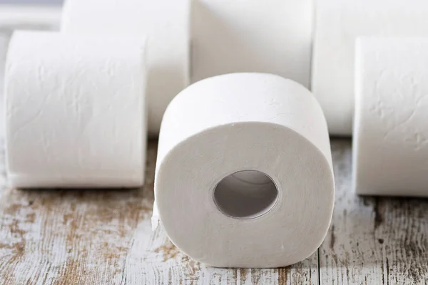 Une Pile Rouleaux Papier Toilette Doux Sur Fond Bois — Photo