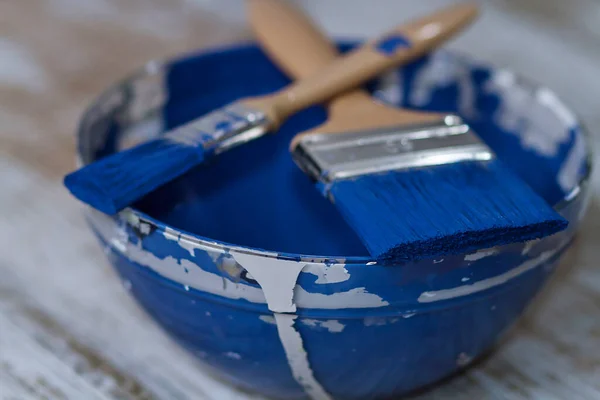 Tinta Giz Azul Profundo Com Duas Escovas Uma Tigela — Fotografia de Stock