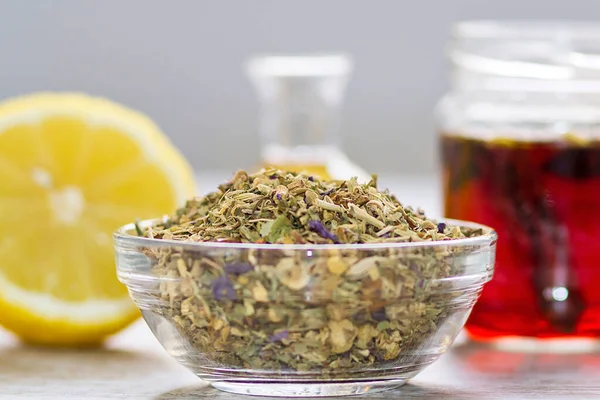 Ballı ve limonlu organik bitkiler.